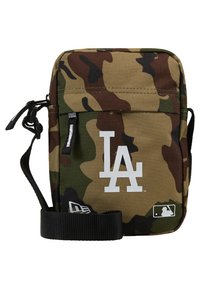 Borsa a tracolla mimetica realizzata in tessuto resistente, con un logo "LA" bianco e un emblema MLB, dotata di una tracolla nera regolabile e una cerniera.