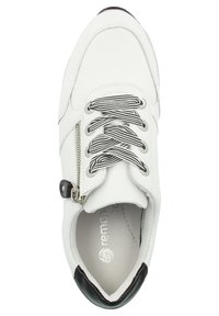 Baskets en cuir blanc avec des accents noirs, dotées d'un système de laçage et d'une fermeture éclair sur le côté. Surface texturée et embout rond.