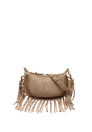 Bolso de mano beige de ante en forma de media luna con bordes con flecos, correa ajustable con hebilla dorada y detalles metálicos dorados.