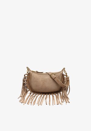 Beige suède handtas in een halve maanvorm met franjes aan de randen, verstelbareriem met gouden gesp en gouden metalen accenten.
