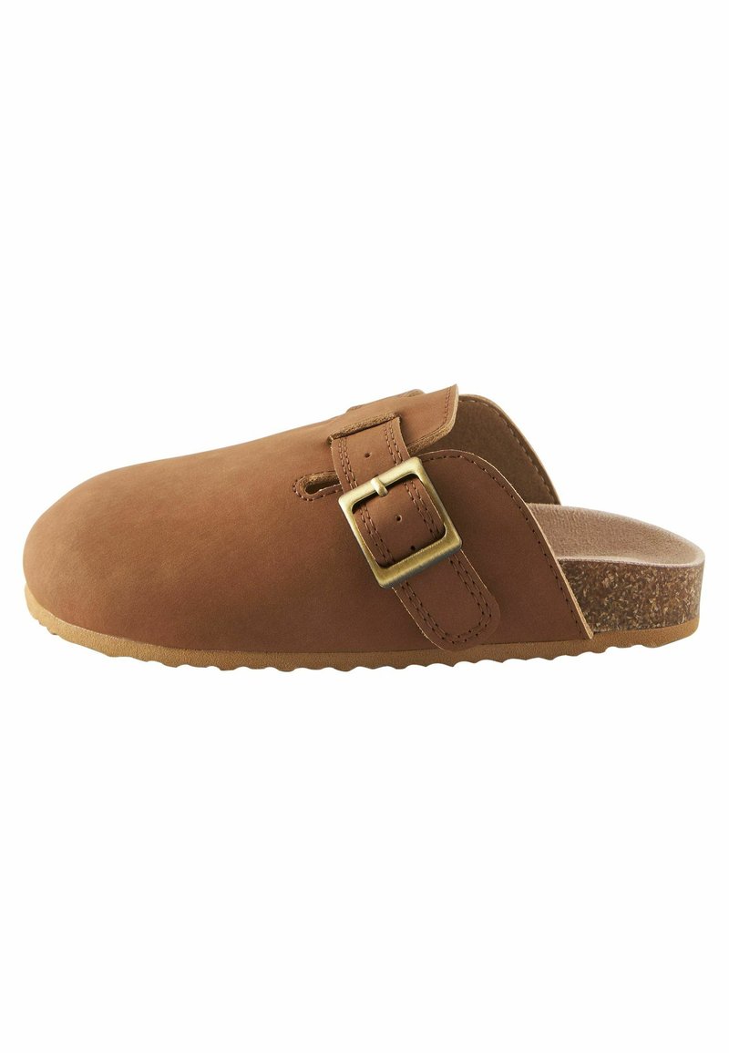 Brune ruskind clogs med en rund tå, guldtonet spænde detaljer og en korkfodseng. Udstyret med en tekstureret gummi sål for godt greb.