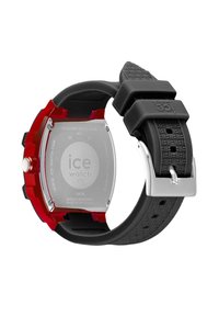 Reloj rojo y negro con caja rectangular, correa de goma y fondo de acero inoxidable plateado, que presenta detalles grabados de la marca y el movimiento.