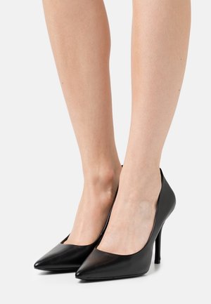 Schwarze Leder High Heels mit spitzer Zehenform und schlankem Design, ausgestattet mit einer glatten Textur und einem Stiletto-Absatz.