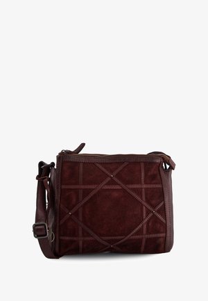 Donker bordeauxsuède schoudertas met geometrische stitching, ritssluiting en een afneembare leren strap. Accentstuds zijn aanwezig op het oppervlak.