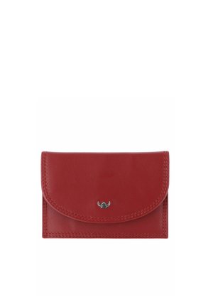 Portefeuille en cuir rouge avec rabat courbé et petit emblème argenté centré sur le devant, couture détaillée le long des bords, design fermé.