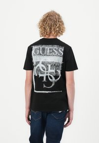 Guess - PAINTERS - Marškinėliai su spaudiniu - jet black Miniatiūros vaizdas 1