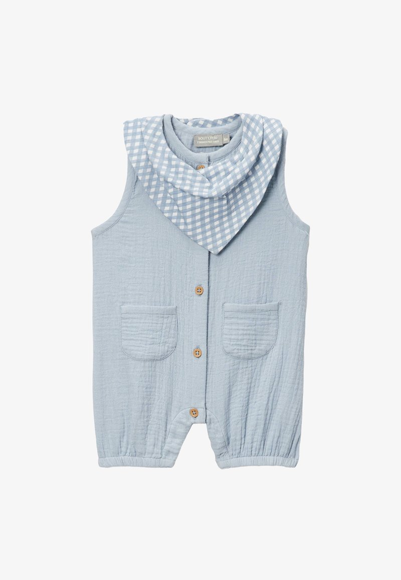Barboteuse bébé sans manches bleu clair avec boutons en bois à l’avant, deux poches, jambes élastiquées et col bavette à carreaux bleu et blanc.