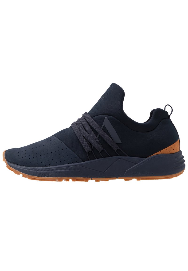 Baskets de sport navy avec tige perforée, détails de sangle élastique, accents beige et semelle en caoutchouc. Design élégant et profil bas pour le confort.