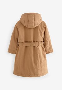 Manteau à capuche marron clair avec manches trois-quarts, taille ceinturée et détail sur le dos, présenté sur fond blanc.