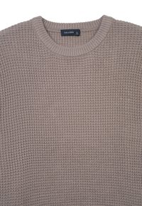 Beige gestrickter Pullover mit strukturiertem Muster, rundem Ausschnitt und geripptem Saum. Etikett mit der Aufschrift "CALLIOPE" in Größe "L".