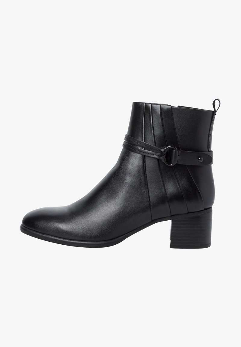 Bottine en cuir noir avec un bout arrondi, des plis décoratifs, une sangle à boucle et un talon bloc. Texture lisse sur toute la surface.