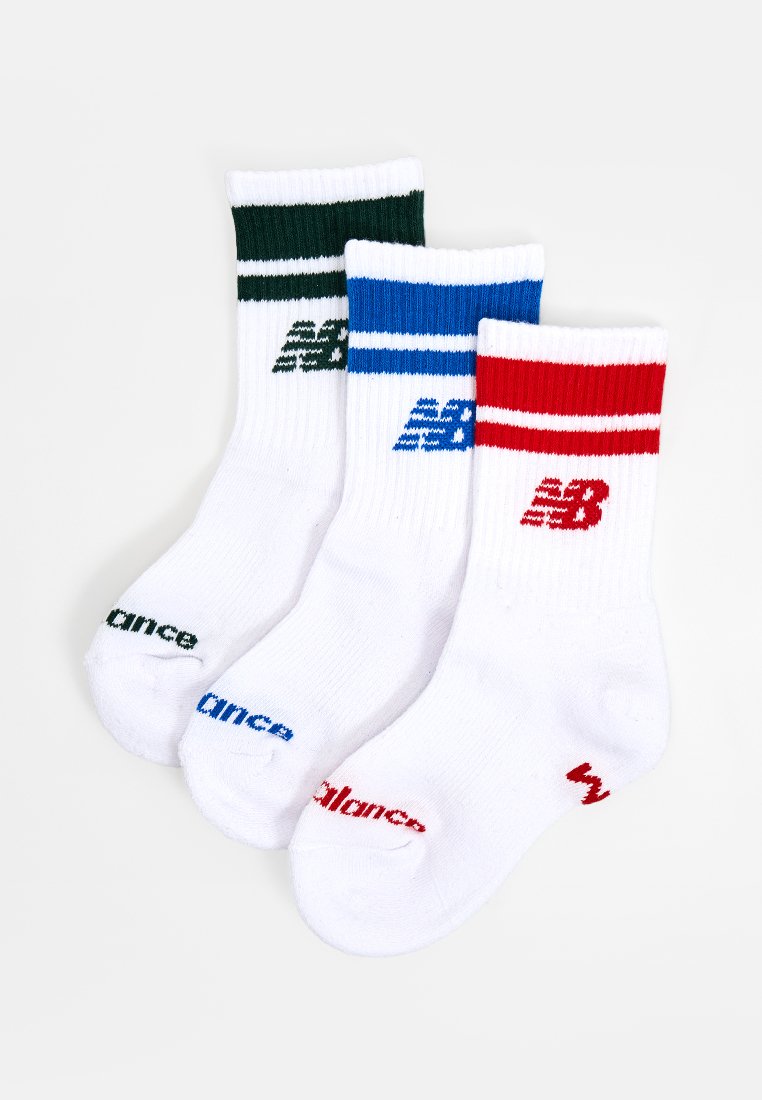 Tre paia di calze bianche, ciascuna con strisce colorate: verde, blu e rosso. Ogni paio presenta il logo New Balance nei colori coordinati.