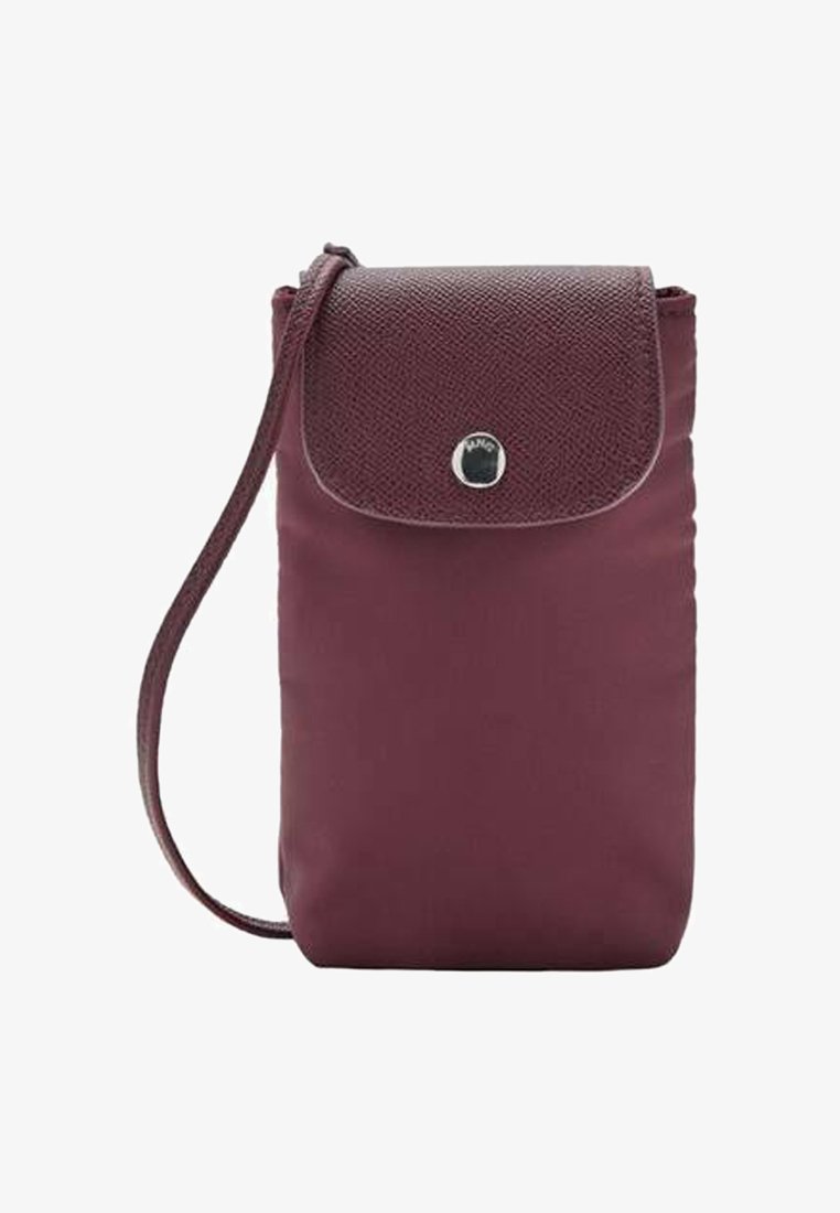 Borsa a tracolla color marrone scuro realizzata in materiale texturizzato con una patta liscia. Presenta una chiusura a scatto argentata e una lunga tracolla regolabile.