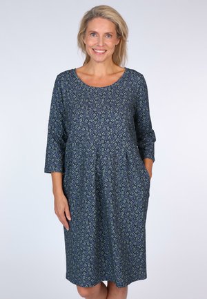 Marineblaues Blumenkleid mit Dreiviertelärmeln, rundem Halsausschnitt, knielangem Schnitt und seitlichen Taschen. Der Stoff hat ein strukturiertes Muster.