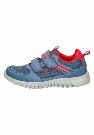 Blauer und roter Kindersneaker mit zwei Klettverschlüssen, Mesh-Gewebe, gepolstertem Kragen und weißer flexibler Sohle.
