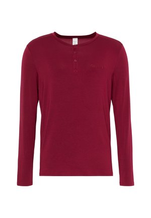 Camisa de manga larga color burdeos con cuello redondo, tapeta de tres botones y logo bordado en el pecho, confeccionada con una mezcla suave de algodón.