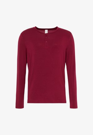 Bordeauxkleurig shirt met lange mouwen, een ronde halslijn, een knoopsluiting met drie knopen en een geborduurd logo op de borst, gemaakt van een zachte katoenmix.