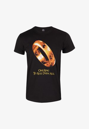 Zwarte katoenen t-shirt met een grote grafische afbeelding van een gouden ring met gravure, vergezeld van de tekst "Eén Ring om ze Allemaal te Heersen" in het geel.