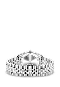 Armbanduhr aus Edelstahl mit einem Gliederarmband. Runder Gehäuse, silbernes Zifferblatt, sichtbare Markierungen auf der Rückseite, runde Krone, polierte Oberfläche.