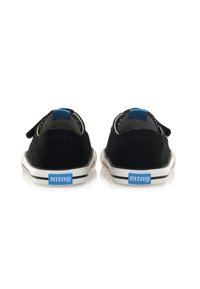 Sneaker nere in tela con suola bianca, dettagli blu e cinturino in velcro. Presentano una punta rotonda e una superficie testurizzata sul tallone.