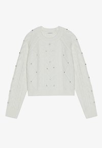 Weißer Pullover aus Kabelstrick mit langen Ärmeln, einem runden Ausschnitt und dekorativen silbernen Akzenten entlang der Ärmel. Texturiertes und gemütliches Design.