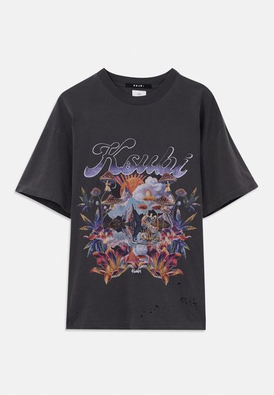 Γκρι oversized μπλουζάκι από βαμβάκι με πολύχρωμο γραφικό σχέδιο που περιλαμβάνει λουλούδια, μανιτάρια και βουνά. Φθαρμένες λεπτομέρειες στο περιθώριο.
