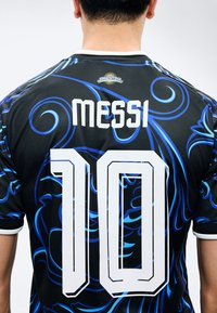 Isik, kes kannab musta ja sinise mustriga jalgpalli särk, mille taga on valges kirjas "MESSI" ja number "10", ning üleval tekst "Argentina".