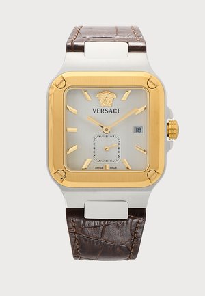 Štvorcové hodinky Versace so zlatým rámom, strieborným ciferníkom, zlatými značkami, okienkom na dátum a hnedým textúrovaným koženým remienkom.
