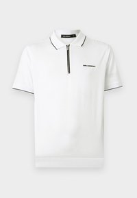 Polo blanc à manches courtes avec un liseré noir sur le col et les manches, une fermeture éclair noire à l'avant et un petit logo "Karl Lagerfeld" sur la poitrine.
