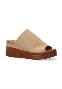 Beige leren open teen slide sandalen met een wiggenhak, voorzien van een gestructureerde bruine houten zool en een glad bovenwerk met ronde randen.