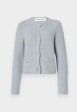 Lyseblå tekstureret cardigan lavet af blødt materiale. Har en rund halsudskæring, forlommer og fem dekorative knapper.