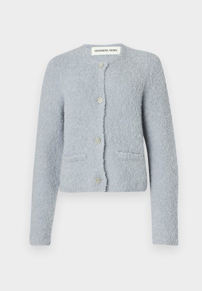 Lyseblå teksturert cardigan laget av mykt materiale. Har rund hals, frontlommer og fem dekorative knapper.