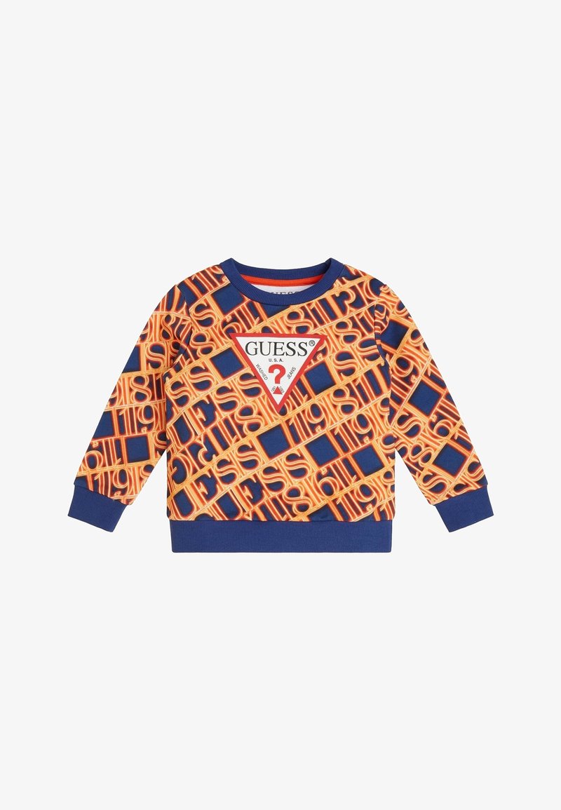 Sweat-shirt enfant à manches longues avec poignets bleus, motif géométrique orange et bleu, et grand logo Guess rouge et blanc sur la poitrine.