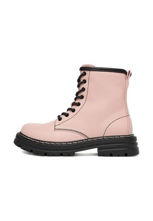 Różowy skórzany but z czarnymi akcentami, sznurowany z przodu, z tylnym zamkiem błyskawicznym, masywną czarną podeszwą i kontrastującym przeszyciem. Wysokość do połowy łydki.