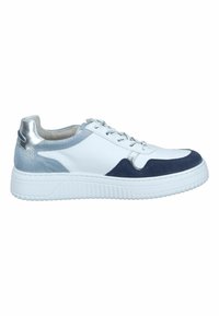 Witte en marineblauwe sneaker van leer en suede, met een gestructureerde witte zool en metallic zilveren accenten op de hak en zijkanten.