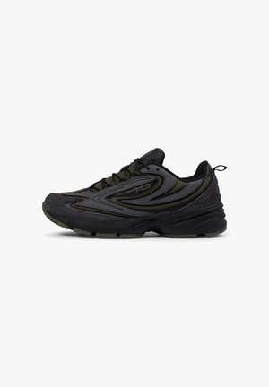 Chaussure de sport noire et vert foncé avec une tige texturée, en mesh et matériaux synthétiques, bout rond et semelle en caoutchouc avec motifs de traction.