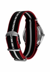 Timex-horloge met een nylon band in zwart, grijs en rood gestreept, roestvrijstalen gespen en een ronde zilverkleurige kast. Verstelbaar met een gesp.