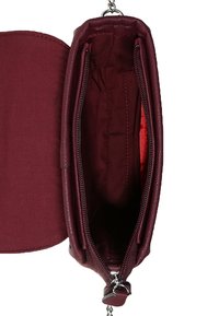 Bordeaux læder clutch med lynlås lukning. Har en glat overflade, stofforing og flere indvendige rum. Sølv hardware detaljer.