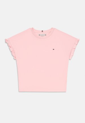 Šviesiai rožinis trumpomis rankovėmis marškinėliai su raukšlėtėmis ir maža logotipu ant krūtinės. Pagaminti iš minkštos medžiagos su laisvu kirpimu.