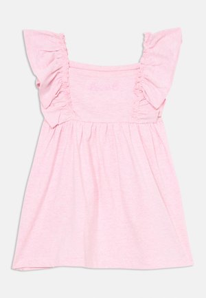 Abito di cotone rosa con maniche arricciate, corpino arricciato e dettagli ricamati sul petto. Tessuto morbido e leggero con una vestibilità informale.