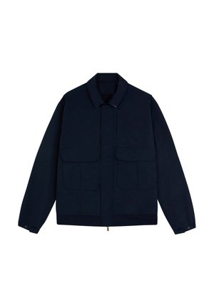 Marineblauwe jas met een kraag, twee voorkwakken en een ritssluiting. Beschikt over een ontspannen pasvorm en elastische manchetten. Soepele stofstructuur.
