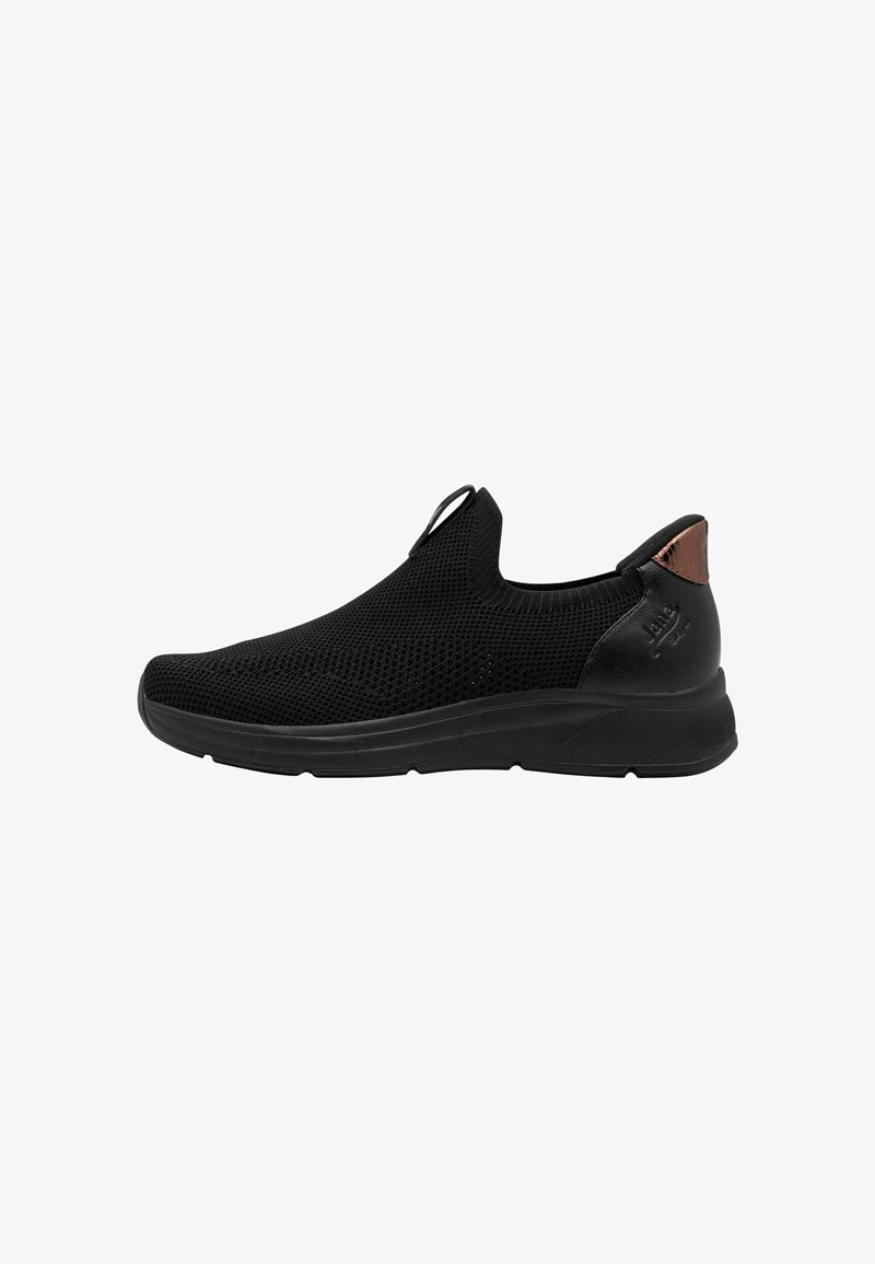 Schwarze Slipper mit atmungsaktivem Mesh-Obermaterial, strukturiertem Stoff, kontrastierender schwarzer Sohle und braunem Akzent an der Ferse.
