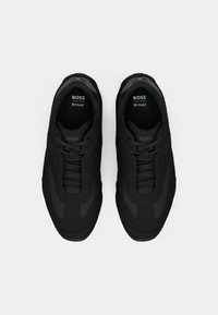 Czarne sneakersy BOSS z sznurowadłami, wkładkami Ortholite oraz charakterystycznymi logo na języku i wkładce, widoczne z góry na białym tle.