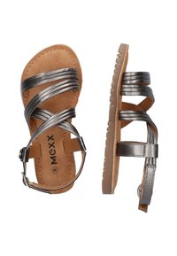 Metaalkleurige grijze sandalen met bandjes en een platte zool, voorzien van een leren bovenkant, een verstelbare enkelband en een gevoerd voetbed voor comfort.