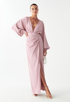 Langes rotes Kleid mit tiefem V-Ausschnitt und ausgestellten Ärmeln. Verfügt über einen Seitenschlitz und Raffung in der Taille. Glatte Stofftextur.