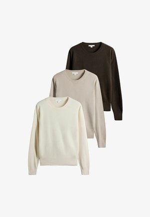 Drei langärmlige Rundhalspullover in Creme, Beige und Dunkelbraun, gestapelt auf weißem Hintergrund angeordnet.