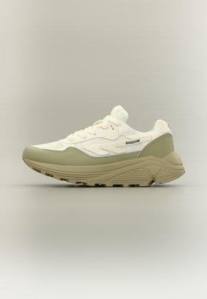 Athletische Sneaker in Creme und Olivgrün. Mit einem Obermaterial aus Mesh, gedämpfter Zwischensohle, strukturiertem Sohlenprofil und kontrastierendem Marken-Detail.