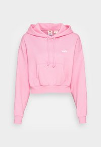 Růžová krátká mikina s kapucí z měkké látky, vybavená klokáním kapsou a šňůrkami na stažení. Na hrudi je bílý logotyp Levi's.