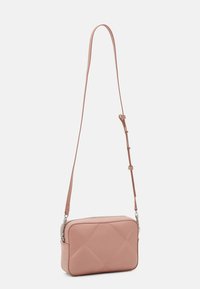 Borsa a tracolla sintetica rosa con forma rettangolare, trama trapuntata, tracolla regolabile e accessori in tono argento. Chiusura con zip nella parte superiore.