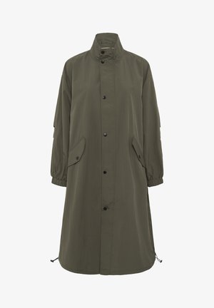 Cappotto lungo verde oliva, con colletto alto, bottoni a pressione, tasche laterali e polsini elasticizzati. Materiale liscio e leggero con orlo regolabile.